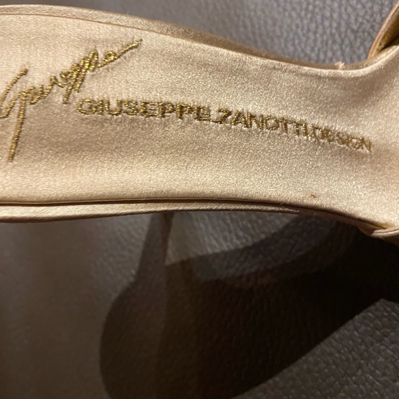 Authentic GIUSEPPE ZANOTTI elegant golden satin and leather evening shoes. - Picture 6 of 11
